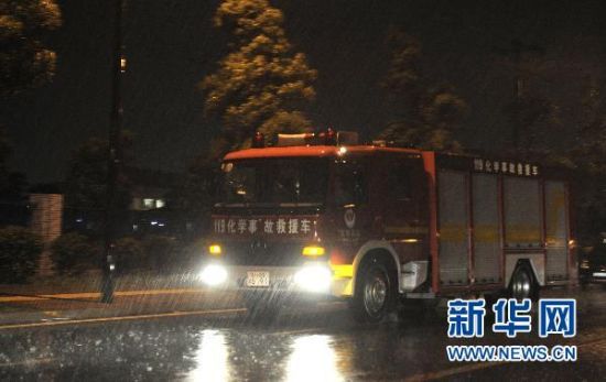5月20日，救援車從富士康集團(tuán)鴻富錦成都公司拋光車間爆炸事故現(xiàn)場駛過。新華社記者李橋橋攝