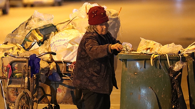 敬禮，勵(lì)志可愛的“拾荒奶奶”