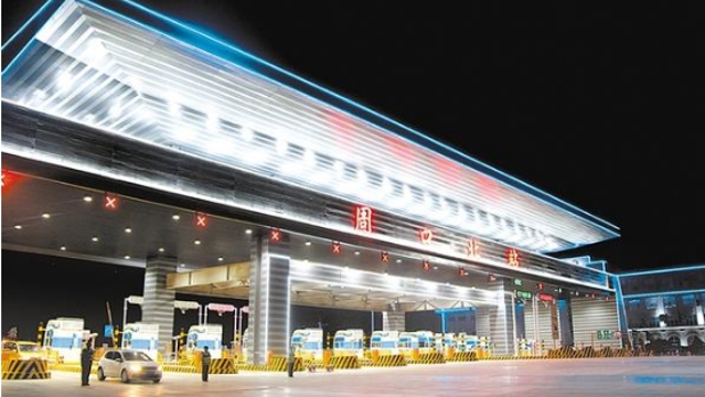 周口北收費(fèi)站流光溢彩，一派迎接省十三運(yùn)會(huì)的喜慶氛圍