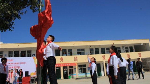 周口留守兒童的國慶節(jié)：敬隊禮、升國旗