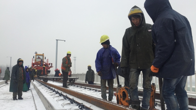 致敬！風(fēng)雪中的高鐵建設(shè)者