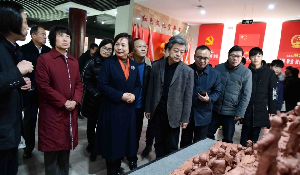 張振?！胺榛鹉甏扁x瓷泥塑藝術(shù)展在周口市文化中心展出