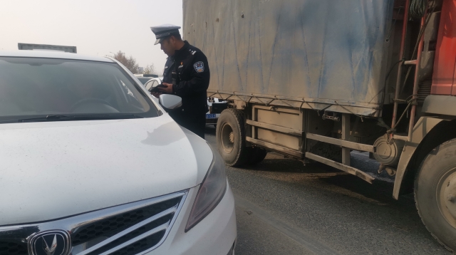 周口限行第一天，交警蜀黍上路勸返近百輛車